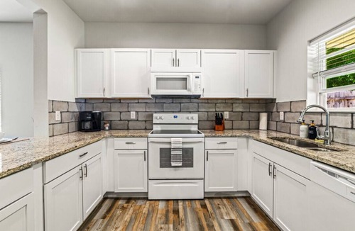 Rockwall House | King bed, Double unit, 2 Kitchens | TSD