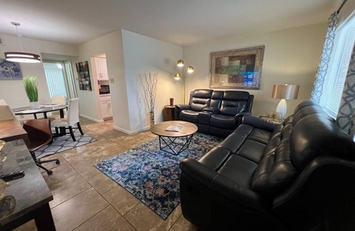 Mid City South Apartment | King bed first floor Mid City with Parking