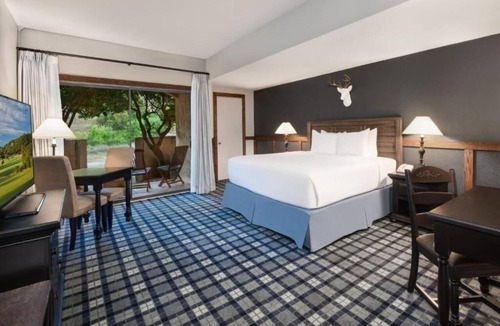 Boerne Hotel | King Bed | Golf Course Views | Pool Access | 6 mi to Hill Country Mile Shopping