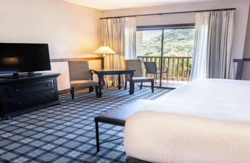 Boerne Hotel | King Bed | Golf Course Views | Pool Access | 6 mi to Hill Country Mile Shopping