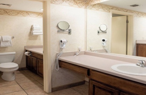 Boerne Hotel | King Bed | Golf Course Views | Pool Access | 6 mi to Hill Country Mile Shopping