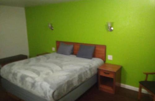 Livingston Apartment | King Bed Hotel Studio 121