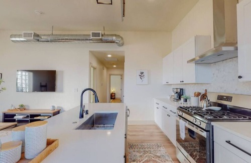 Nob Hill Apartment | King Bed| Modern Condo| Near NobHill