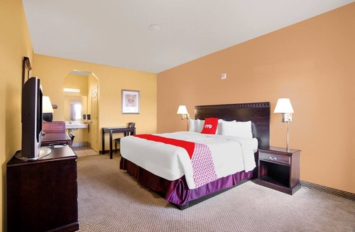 Valley View Apartment | King Bed | Non-Smoking