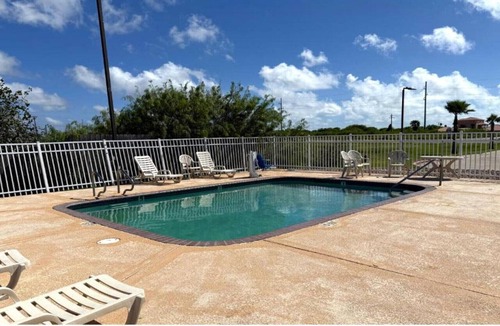 Aransas Pass Apartment | King Bed | Non-Smoking