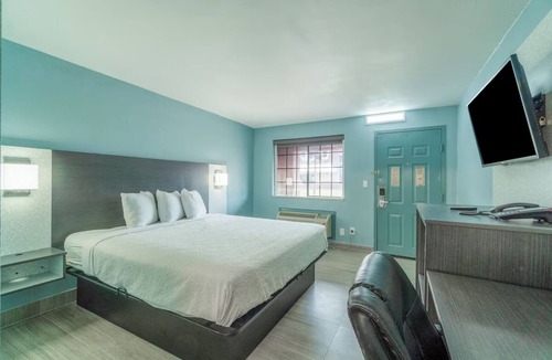 Harlingen Hotel | King Bed Room Close to Downtown Harlingen Highlights