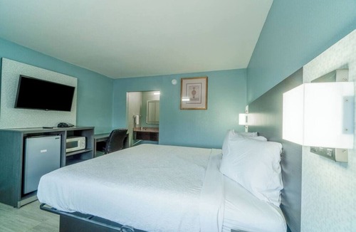 Harlingen Hotel | King Bed Room Close to Downtown Harlingen Highlights