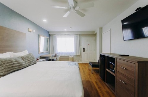 Clear Lake Shores Hotel | King Bed Room, Scottish Inn & Suites, Free Parking, Kemah Boardwalk Access