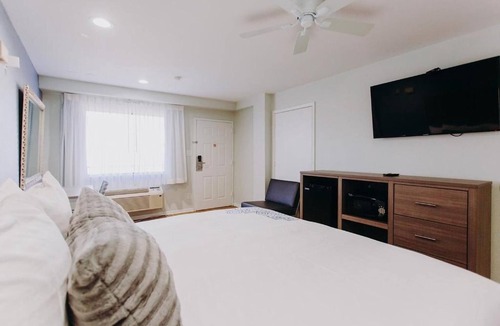 Clear Lake Shores Hotel | King Bed Room, Scottish Inn & Suites, Free Parking, Kemah Boardwalk Access