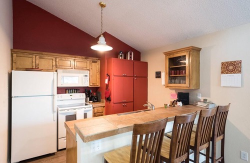 Barton Hills Condo | King bed, view, patio, .33 miles to Barton Springs/Zilker Park, @2 miles to DT!