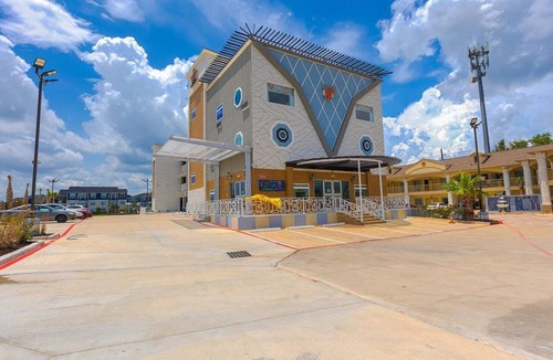 George Bush Park/Eldridge Apartment | King Bed with Kitchenette Non-Smoking