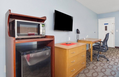 Ingleside Apartment | King Bed with Pull Out