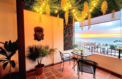 Downtown Puerto Vallarta Condo | King BR w/Private OCEAN VIEW Balcony●Sunsets●Steps to Beach & Malecon●Safe Loc