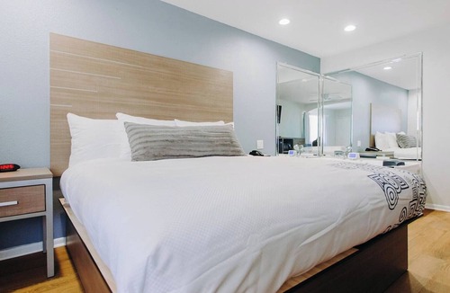 Clear Lake Shores Hotel | King Jacuzzi Room | Marina Views | Free Parking | Steps to Kemah Boardwalk