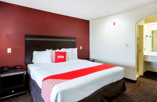 Port Allen Hotel | King Room Sanctuary | Quiet, Comfortable Stay Near LSU and Great Dining Options