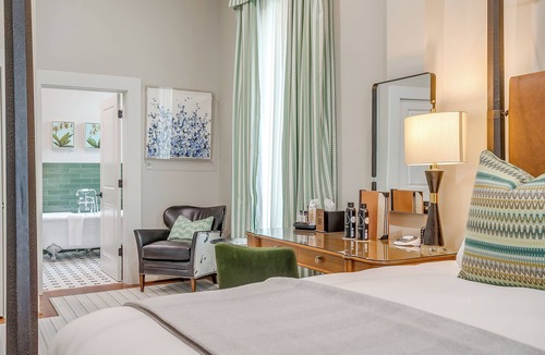 Granbury Hotel | King Room in a Granbury Hotel on the Historic Granbury Square