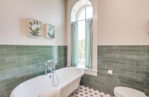 Granbury Hotel | King Room in a Granbury Hotel on the Historic Granbury Square