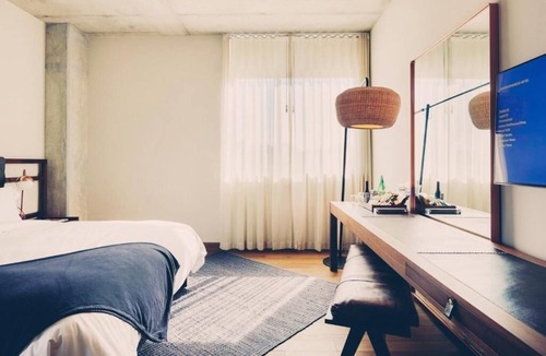 Travis Heights Hotel | King Room with Courtyard Views and Walk-In Shower