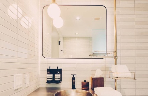 Travis Heights Hotel | King Room with Courtyard Views and Walk-In Shower