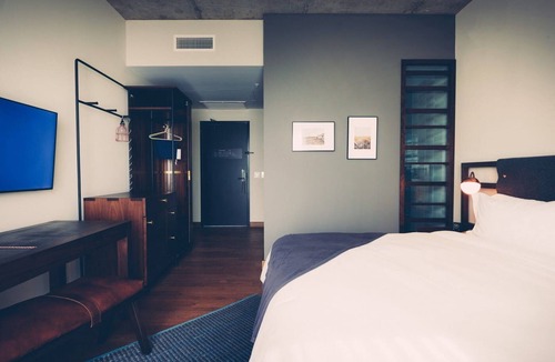 Travis Heights Hotel | King Room with Courtyard Views and Walk-In Shower