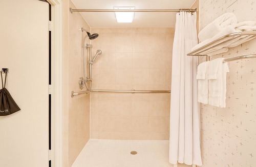 Downtown Dallas Hotel | King Size Bed Unit | Breakfast Included | Outdoor Pool Access