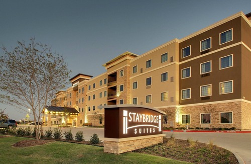 The Colony Apartment | King Studio. Free Breakfast Buffet & Pool Access.
