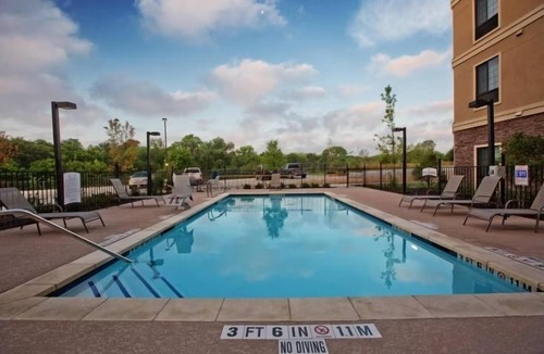 Sweetbriar Apartment | King Studio w/Free Breakfast Near Downtown Austin