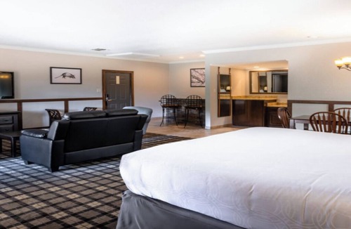 Boerne Hotel | King Suite w/Access to Gym and pool | 5 mi to Cibolo Nature Center Hiking