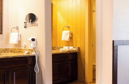 Boerne Hotel | King Suite w/Access to Gym and pool | 5 mi to Cibolo Nature Center Hiking