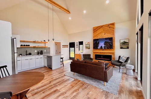 Stanton Cabin | Knob Hill - River BEACH, Hot Tub, 360 VIEWS, Romantic