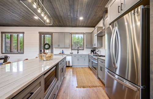 Pickens Cabin | Knotty Pines * Lit Pickleball & Basketball | EV | Pingpong |Pool Table | Hot tub