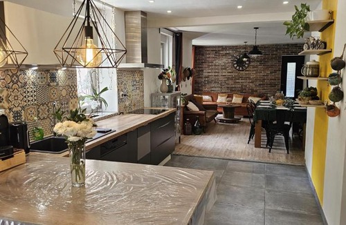 Cravanche House | La Halte D'Aristide - chambre -Parking