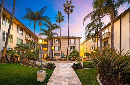 Village of La Jolla Apartment | La Jolla Studio - Private Beach