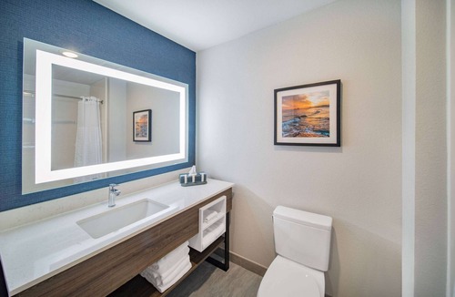 Galveston Hotel | La Quinta Inn & Suites by Wyndham Galveston North at I-45