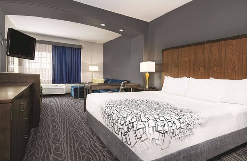 Mercedes Hotel | La Quinta Inn & Suites by Wyndham Mercedes Outlet Mall