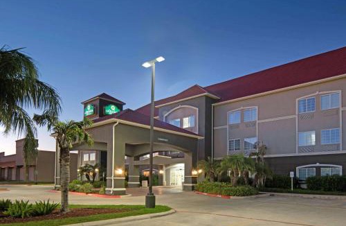 Monte Alto Hotel | La Quinta Inn & Suites by Wyndham Mercedes Outlet Mall