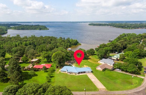 Yantis House | Lake Fork Waterfront Retreat