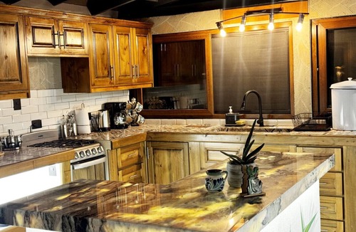 San Lucas Toliman Bed & Breakfast | Lake Front Apartment with Jacuzzi, Pool, & Sauna