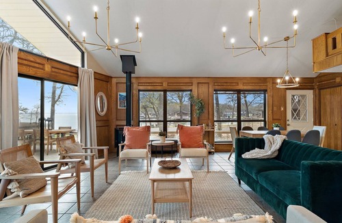 Leisure Land House | Lake Front with Two Homes: A Luxurious Waterfront Getaway with a View