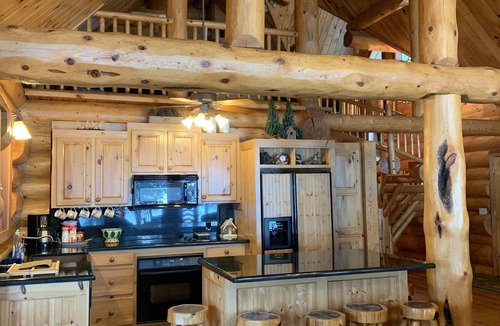 Huntington Cabin | Lake Sam Rayburn - Waterfront Custom Log home, 2000 Sq Ft Video included.