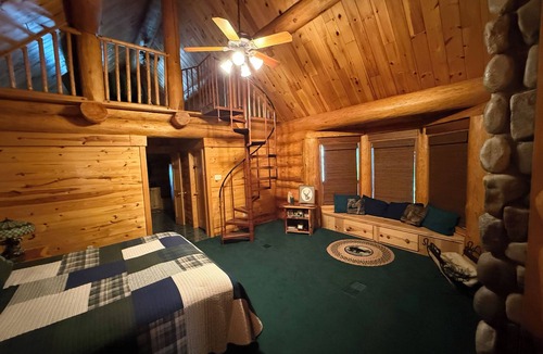 Huntington Cabin | Lake Sam Rayburn - Waterfront Custom Log home, 2000 Sq Ft Video included.