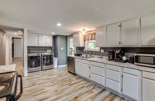 Wills Point House | Lake Tawakoni Basecamp: Covered Patio + Fire Pit!