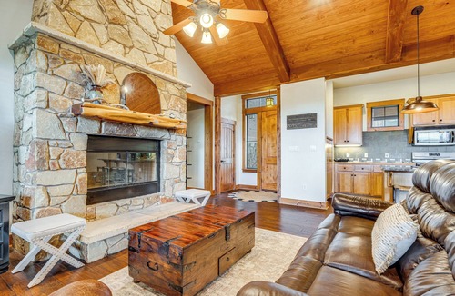 Jonestown House | Lake Travis Views! Hollows Cabin, Pools, Sleeps 10