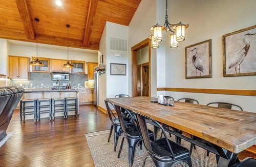 Jonestown House | Lake Travis Views! Hollows Cabin, Pools, Sleeps 10