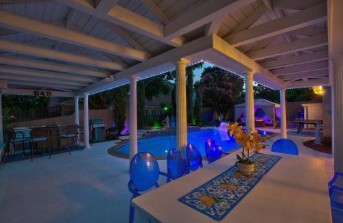 Rowlett House | Lake-View Rowlett Escape w/Fire Pit & Games!