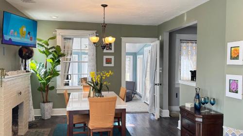 Hampton Apartment | Lake view
