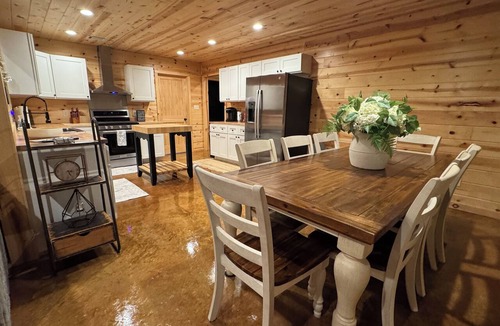 Higden House | Lakefront 4 BR, Pool table, Ping Pong table, WIFI, Smart TV in Every Room!