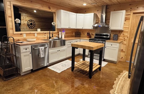Higden House | Lakefront 4 BR, Pool table, Ping Pong table, WIFI, Smart TV in Every Room!
