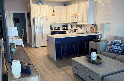 Granbury House | Lakefront Breezy Bungalow Chalet in Granbury