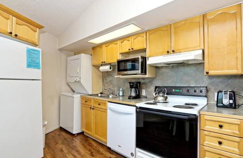 Lakeway House | Lakefront Bungalow with Community PoolHot Tub #4